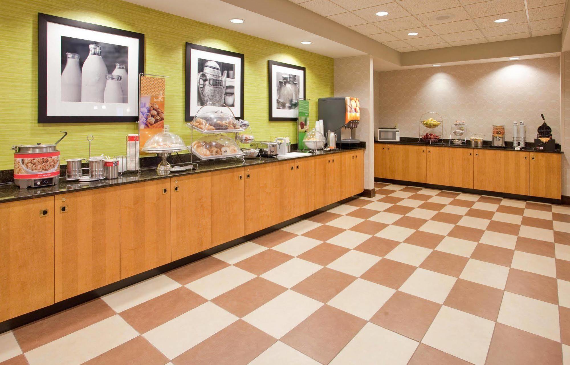 Hampton Inn Норфолк Экстерьер фото